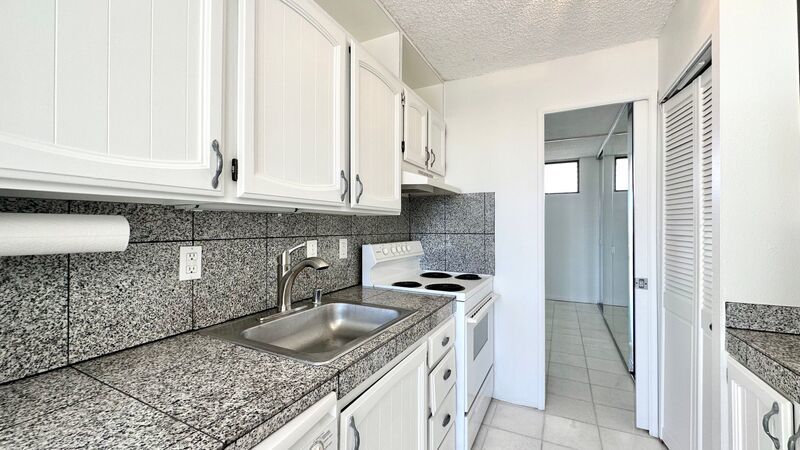 Spacious 1 BED/1 BATH/1 PARKING in the heart of WAIKIKI!! Includes lanai & washer/dryer INSIDE unit! property image